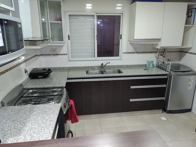 Amplio y moderno departamento