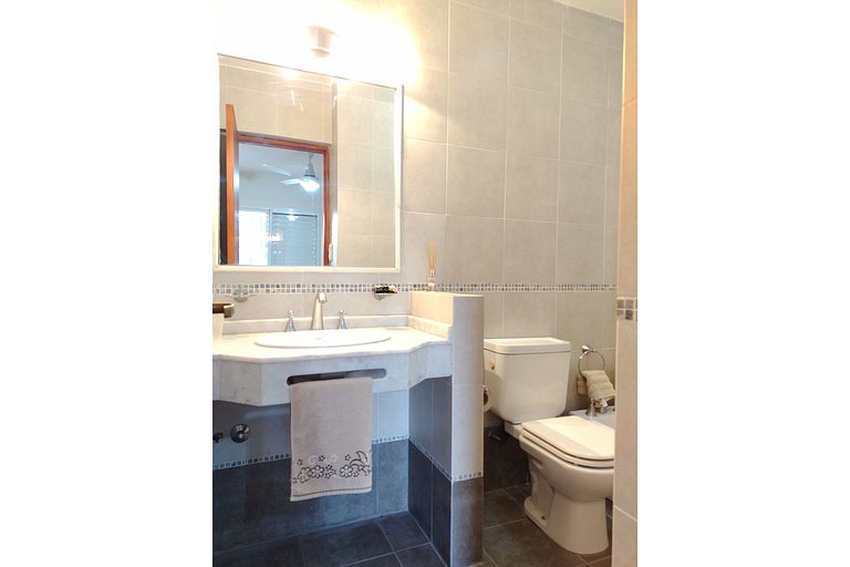 Amplio y moderno departamento