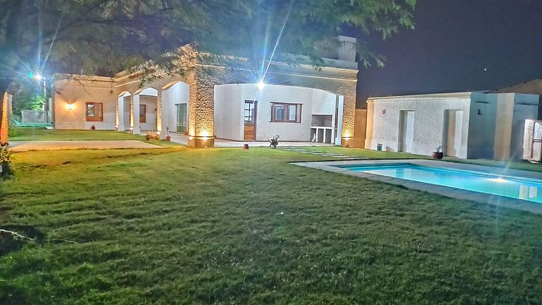 Casa colonial con piscina y rodeada de naturaleza