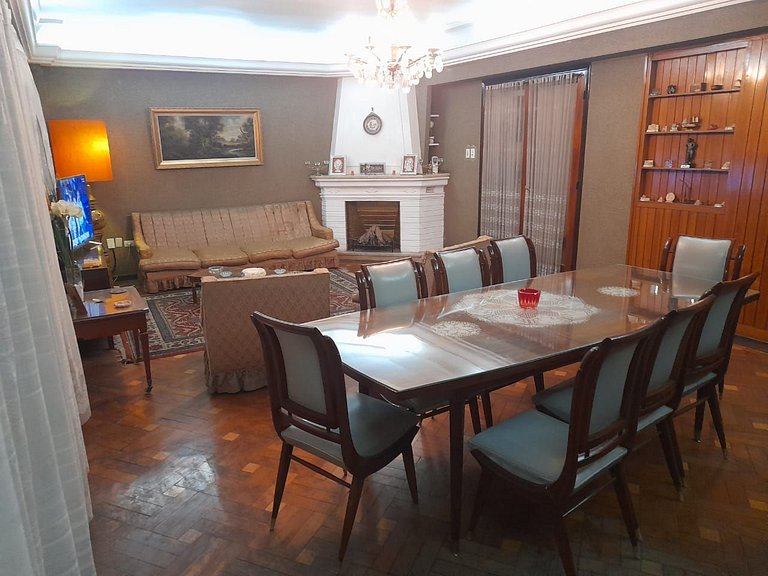 Encanto Antiguo con Comodidades Modernas en el Corazón de Sa
