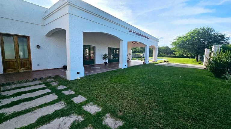 Casa colonial con piscina y rodeada de naturaleza - (FQ)