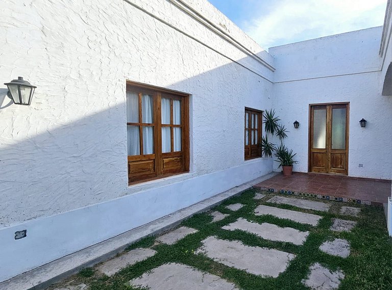 Casa colonial con piscina y rodeada de naturaleza