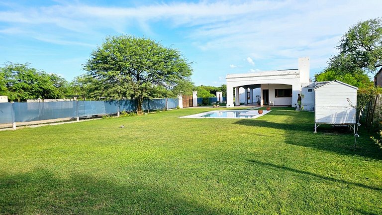 Casa colonial con piscina y rodeada de naturaleza
