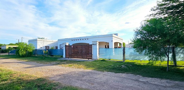 Casa colonial con piscina y rodeada de naturaleza