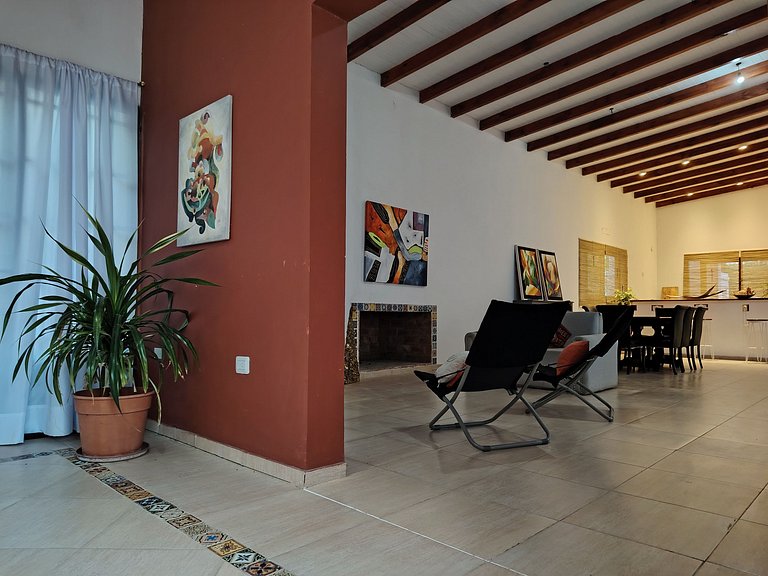 Casa colonial con piscina y rodeada de naturaleza