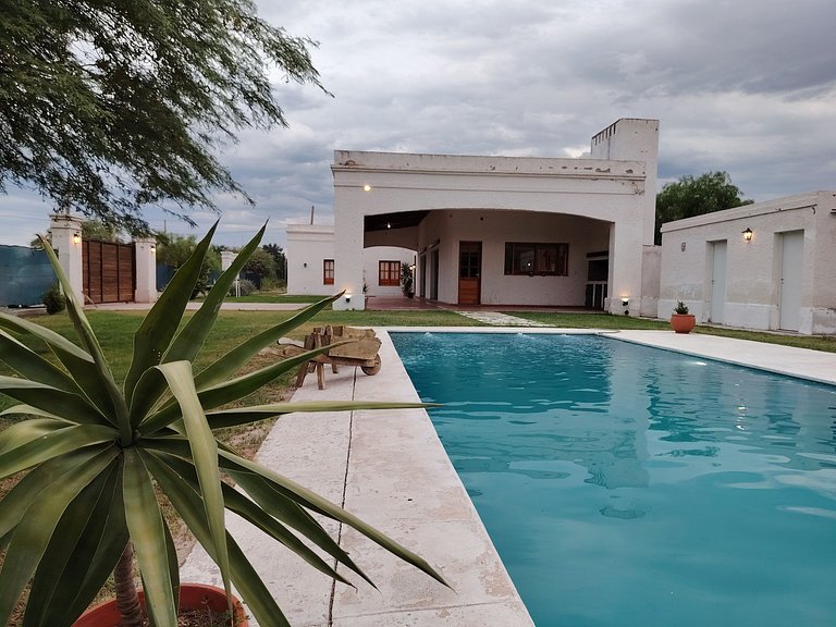 Casa colonial con piscina y rodeada de naturaleza