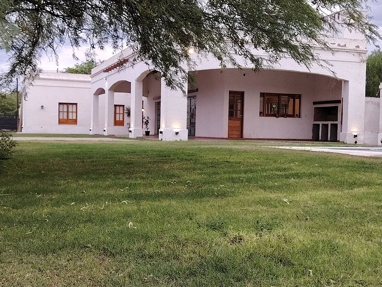 Casa colonial con piscina y rodeada de naturaleza