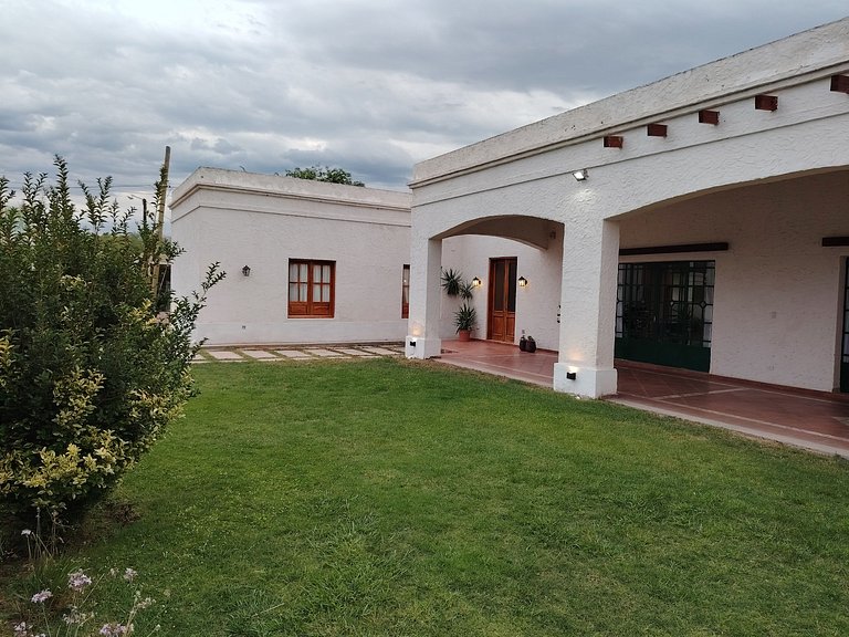 Casa colonial con piscina y rodeada de naturaleza