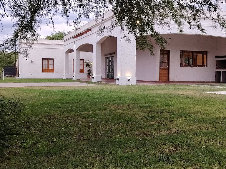 Casa colonial con piscina y rodeada de naturaleza