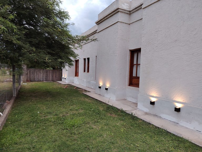 Casa colonial con piscina y rodeada de naturaleza
