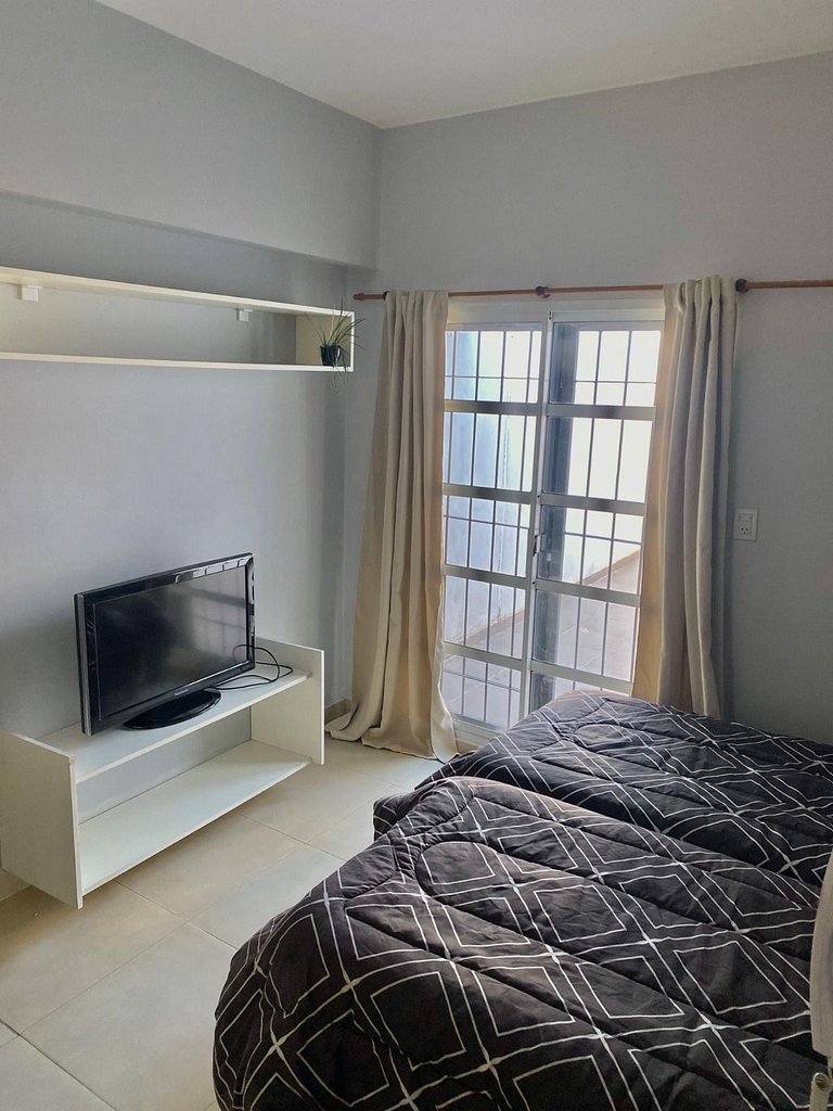 Monoambiente para 2 · Buen precio y cochera - (DT)