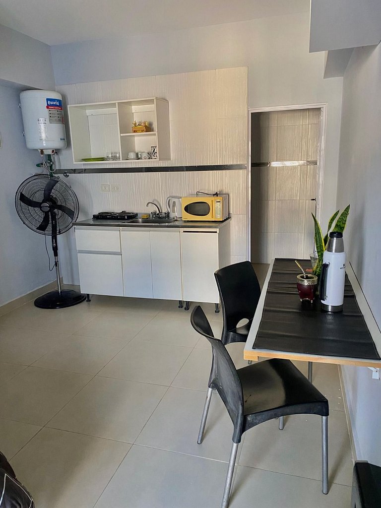 Monoambiente para 2 · Buen precio y cochera - (DT)