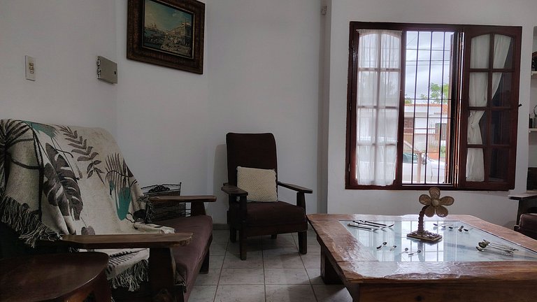 Casa con Pileta · Aire en acondicionado - (DT)