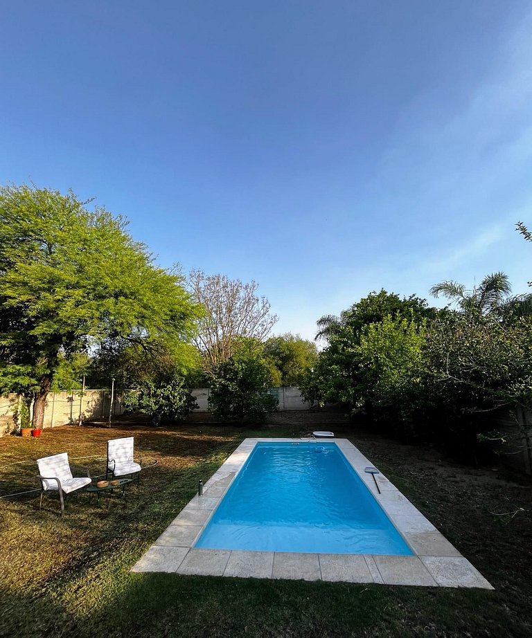 Casa con Pileta · Aire en acondicionado - (DT)