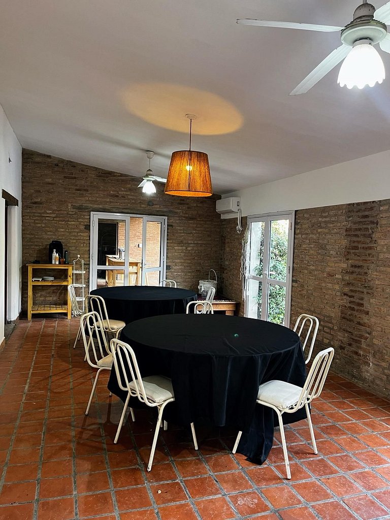 Casa con Pileta · Aire en acondicionado - (DT)