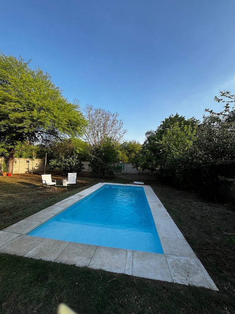 Casa con Pileta · Aire en acondicionado - (DT)