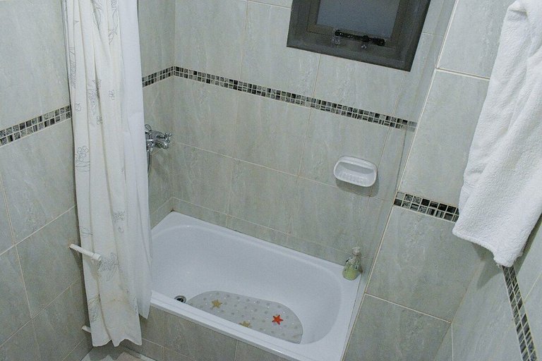Departamento con balcón y pileta, B° Gral Paz, Córdoba