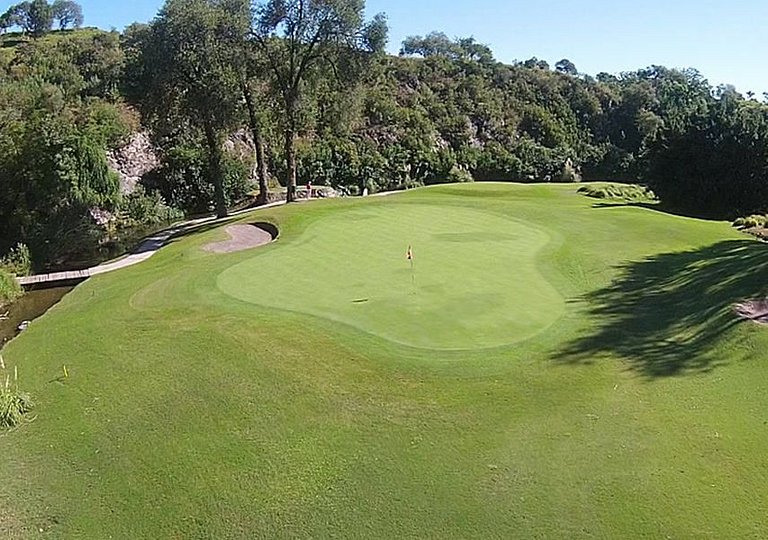 Casa com piscina em condomínio de golfe