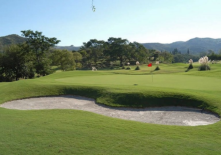 Casa con pileta en country de golf 18 hoyos