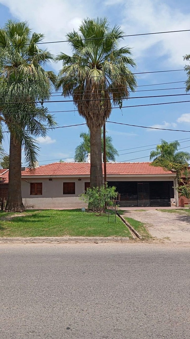 Casa con asador y garage en La Banda
